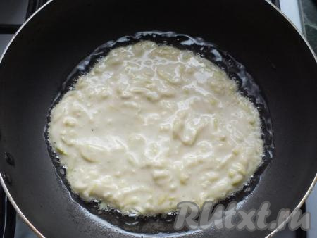 Возьмите сковороду с толстым дном (или антипригарным покрытием). Налейте пару столовых ложек растительного масла, разогрейте. Уменьшите огонь. Выложите на разогретую сковороду&nbsp;3-4 столовых ложки кабачкового теста. Быстро распределите ложкой тесто по сковороде. Накройте сковороду крышкой и жарьте в течение 4 минут.