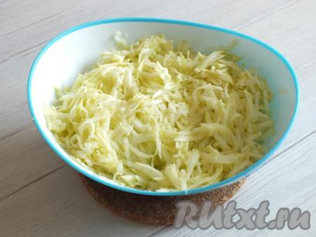 Очищенные кабачки натрите на крупной тёрке. Отожмите лишнюю жидкость.