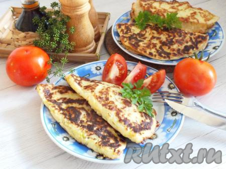 Кабачковые чебуреки с фаршем подавайте как самостоятельное блюдо со свежими овощами или в качестве закуски. Сочные, нежные чебуреки из кабачка понравятся всем без исключения!