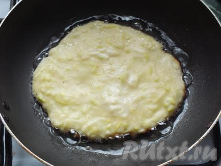 Когда верх блинчика как бы "затянется", его можно перевернуть на другую сторону.