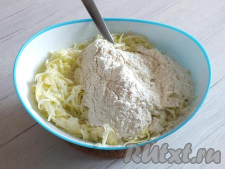 Добавьте муку.