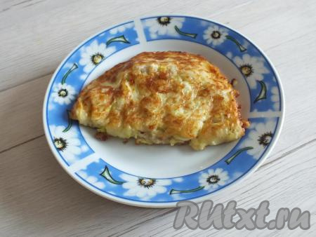 Переложите на тарелку. Перед тем как жарить следующий кабачковый чебурек, разогрейте сначала в сковороде столовую ложку растительного масла. Таким образом пожарьте на масле все чебуреки.