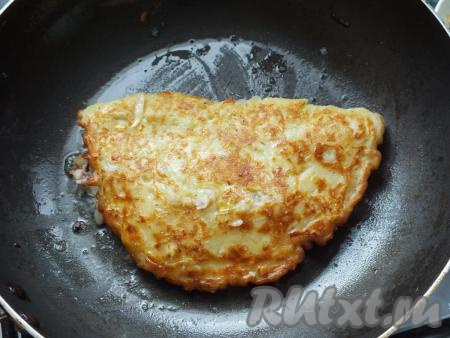 Обжаренный с двух сторон кабачковый чебурек снимите со сковороды.