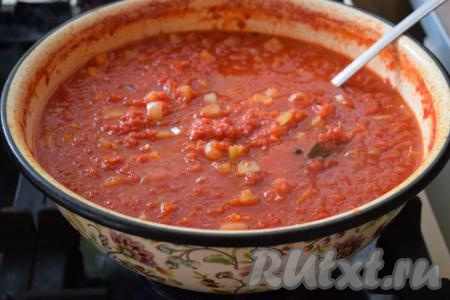 Готовую заправку для борща пробуем на вкус, если надо - подсаливаем. Помидоры могут быть как кислыми, так и сладкими, если помидоры сладкие и заправка получилась&nbsp;сладковатой, то можно добавить 1/2 чайной ложки&nbsp;лимонной кислоты (я её не добавляла).