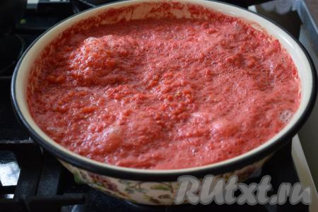 Далее начинаем уваривать томат в течение 20 минут на умеренном огне, иногда помешивая.