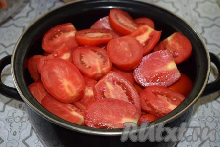 Нарезаем помидоры на половинки или четвертинки.