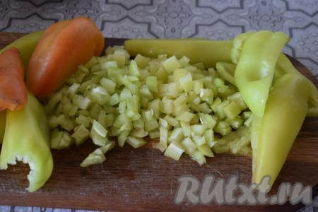 Далее нарезаем болгарский перец на такие кусочки, какие вы привыкли класть в зажарку к борщу.