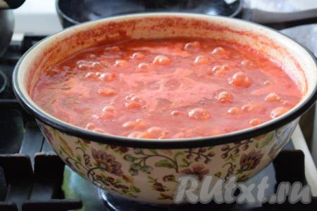 Варим томат ещё минут 10-15, периодически помешивая, во время варки будут образовываться крупные пузыри.