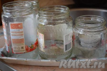 Банки для заготовки готовим таким образом: моем их в горячей воде с содой и&nbsp;обдаём кипятком. Крышки провариваем в кипятке пару минут.