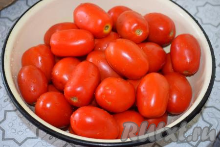 Для приготовления заправки рекомендую использовать помидоры сорта "сливки", эти томаты мясистые и плотные, готовить заправку для борща из других сортов тоже можно, но уваривать придётся дольше, так как томат может получиться довольно жидким. Помидоры моем и перебираем, если есть битые или мягкие места на помидорах, то срезаем эти места ножом.