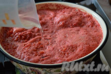 Через 20 минут&nbsp;вливаем растительное масло и солим наш томат, перемешиваем.