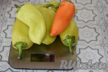 Болгарский перец моем и удаляем из него семена и плодоножки.