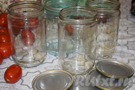 Далее подготовим банки для заготовок. Для этого промоем их в горячей воде с содой и прокрутим над паром, идущим из носика кипящего чайника. Крышки зальём кипятком на пару минут. Наши банки и крышки для заготовки готовы.