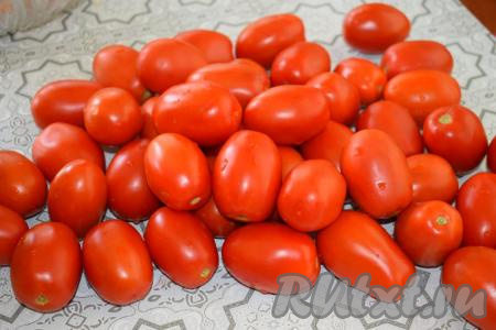 Спелые, плотные помидоры промыть и обсушить. Тщательно перебрать плоды, удаляя порченые, мятые или битые.