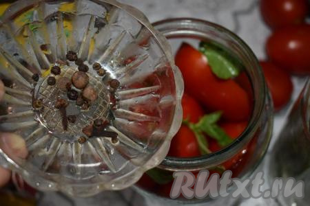 Добавляем специи в каждую банку: по  10 горошинок чёрного перца,&nbsp;2 гвоздички и 5 горошин душистого перца.