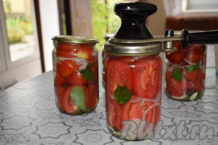 Накрываем банки крышками и даём постоять ещё 10-15 минут. Сливаем маринад из банок в кастрюлю, доводим до кипения, снова заливаем в банки с помидорами и закатываем баночки закаточной машинкой (или винтовыми крышками).&nbsp;Заготовки переворачиваем вверх дном и укутываем (например, одеялом) до полного их остывания.