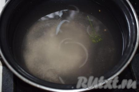 Выливаем жидкость в кастрюлю, ставим на огонь, добавляем в неё соль, сахар и варим до закипания.