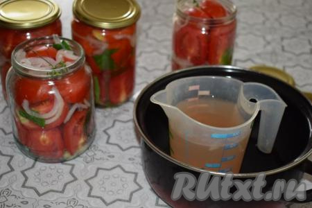 По истечении времени жидкость сливаем в мерный стакан и определяем, сколько жидкости у нас получилось. У меня в 4 банки вошло 800 мл жидкости. Доливаем воду до получения 1 литра. Делаем это для того, чтобы нам не пришлось считать пропорции сахара, соли и уксуса, так как на литр они уже рассчитаны, а также для того, чтобы маринада точно хватило, ведь в процессе прогревания помидоры в банках осядут и жидкости может понадобиться больше, чем мы изначально её слили.