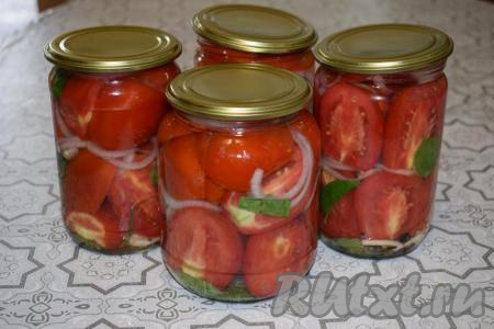 Заливаем кипятком содержимое банок и прикрываем сверху крышками, накрываем банки полотенцем и оставляем на 15 минут.