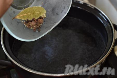 Доводим до кипения 1 литр воды, всыпаем в неё лавровый лист, перец душистый и перец горошком, а также щепотку орегано и доводим рассол до кипения. В кипящий рассол добавляем соль, сахар, лимонную кислоту и выключаем огонь. Перемешиваем рассол до растворения соли и сахара и тут же заливаем в банки с огурцами горячий рассол.