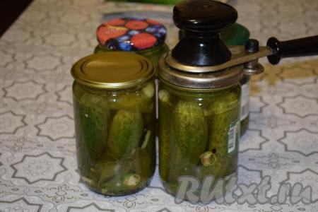 Закатываем банки ключом для закатки (или закрываем винтовыми крышками). Переворачиваем баночки с бланшированными огурцами вверх дном и укутываем одеялом до полного остывания.