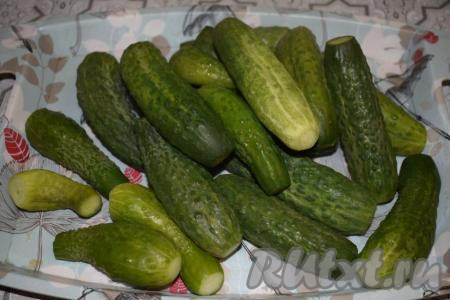 Вынимаем бланшированные огурцы из кастрюли при помощи шумовки и выкладываем на поднос (или блюдо).