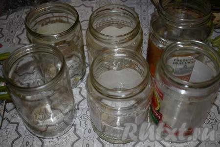 Готовим банки для заготовок, для этого баночки моем в горячей воде с содой, обдаём их кипятком, крышки заливаем кипятком на пару минут. Наши банки готовы для заготовки.