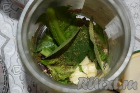 Далее кладём в каждую банку зубчики чеснока, нарезанные на пластины.