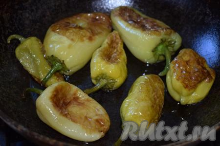 Готовый перец обмякнет и станет мягким и подпечённым.