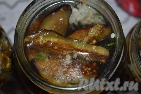 Заливаем содержимое банок кипятком из чайника и тут же закатываем банки винтовыми крышками (или при помощи закаточного ключа).