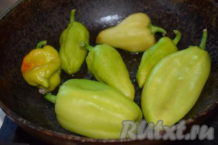 Болгарский перец, не очищая от семян и плодоножек, кладем в сковороду,&nbsp;разогретую с 3 столовыми ложками растительного масла. Сковорода обязательно должна быть с крышкой, перец очень сильно брызгается и "стреляет" при жарке.
