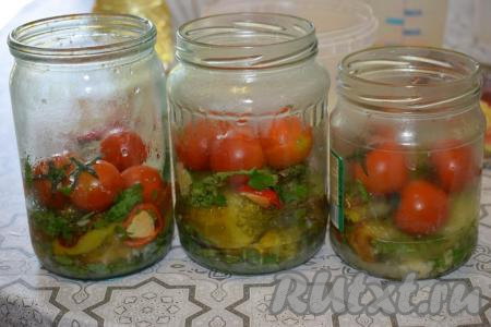 Вот так выглядит эта красота со стороны, прикрываем банки крышками.