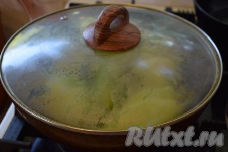 Накрываем сковороду с болгарским перцем крышкой и жарим его со всех сторон, примерно, 12-14 минут, периодически переворачивая перец со стороны на сторону.