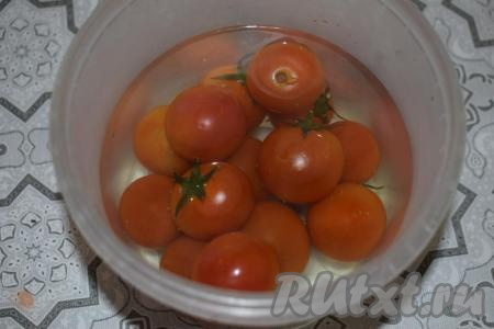 В отдельную ёмкость выкладываем помидоры, заливаем кипятком и оставляем прогреться на 10-15 минут.