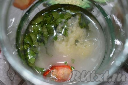 Наливаем на дно банок уксус, добавляем соль и сахар, прикрываем банки крышками.