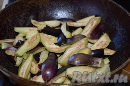 Баклажаны нарезаем на продолговатые брусочки и выкладываем в сковороду, разогретую с 3 столовыми ложками растительного масла.