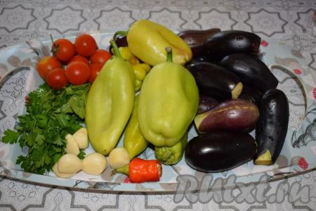 Подготовим овощи и петрушку, промоем&nbsp;их под проточной водой и обсушим. Чеснок очистим от кожицы.