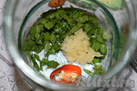 Банки для заготовки тщательно промываем под горячей водой с содой и обдаём кипятком. Крышки заливаем кипятком на пару минут. На дно каждой подготовленной банки кладём по колечку острого перца, 1/3 часть петрушки и 1/3&nbsp;часть чеснока.