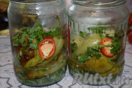 На перец выкладываем половину от оставшейся&nbsp;петрушки&nbsp;и&nbsp;чеснока, добавляем ещё по 1 колечку острого перца.