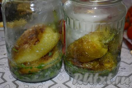 Кладём перец в банки к зелени и чесноку (по 3 перца&nbsp;на банку объёмом 0,75-литра).