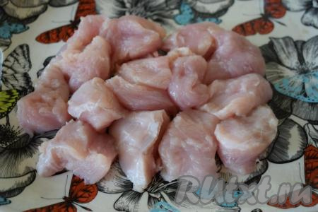 Нарезаем филе индейки на порционные кусочки.