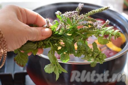 Мяту, если добавляете, растираем руками между ладонями и кладём в компот из персиков и слив, даём закипеть и выключаем огонь. Кипящий компот можно разлить по простерилизованным банкам, закатать, дать баночкам полностью остыть, а затем убрать на хранение до зимы. Если же вы приготовили компот, чтобы пить его свежесваренным, тогда, сняв кастрюлю с огня, даём напитку настояться до тех пор, пока все фрукты не опустятся на дно кастрюли.