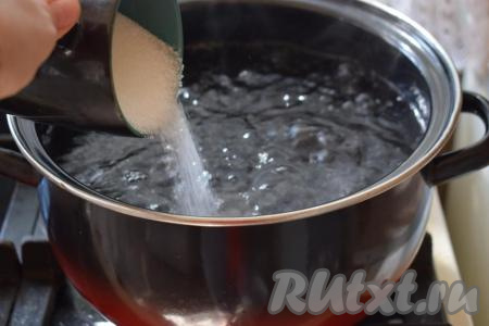 В кипящую воду всыпаем сахар и варим сироп до полного растворения крупинок сахара (3-5 минут).