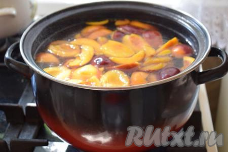 Варим сливово-персиковый компот на умеренном огне, примерно, 8 минут с момента закипания.