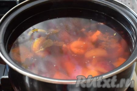 Компот, сваренный из персиков и слив, остывший до комнатной температуры, можно, по желанию, процедить и сразу пить. Но особенно вкусным он будет, если дать ему охладиться в холодильнике.