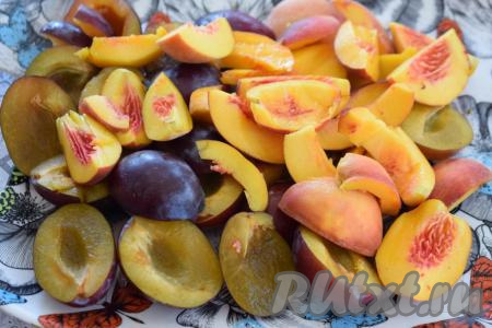 Нарежем сливы и персики на дольки, удаляя косточки.
