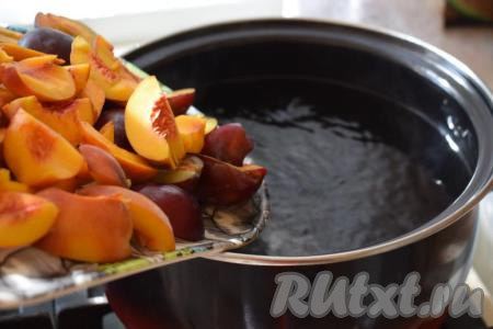 Добавляем в сироп нарезанные фрукты, даём закипеть.