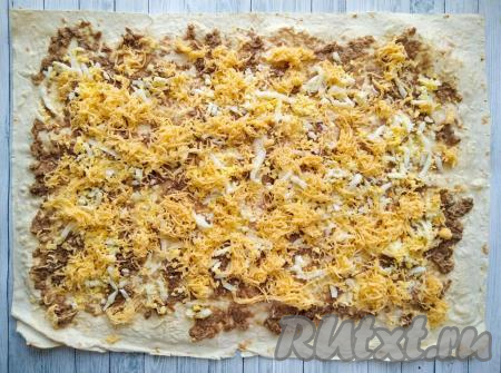 Поверх тунца и яиц равномерно распределить сыр, натёртый на мелкой тёрке.