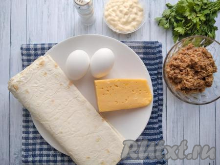 Предварительно отварить два яйца в течение 8-10 минут с момента начала кипения воды, затем охладить и очистить. Открыв баночку с консервированным тунцом, слить жидкость.