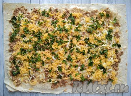 Затем начинку присыпать мелко нарезанной петрушкой (или другой зеленью).